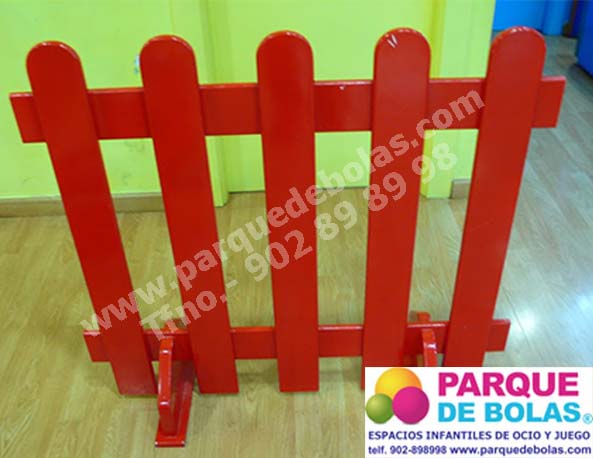 https://parquedebolas.com/images/productos/peq/Valla%20separadora%20madera.jpg