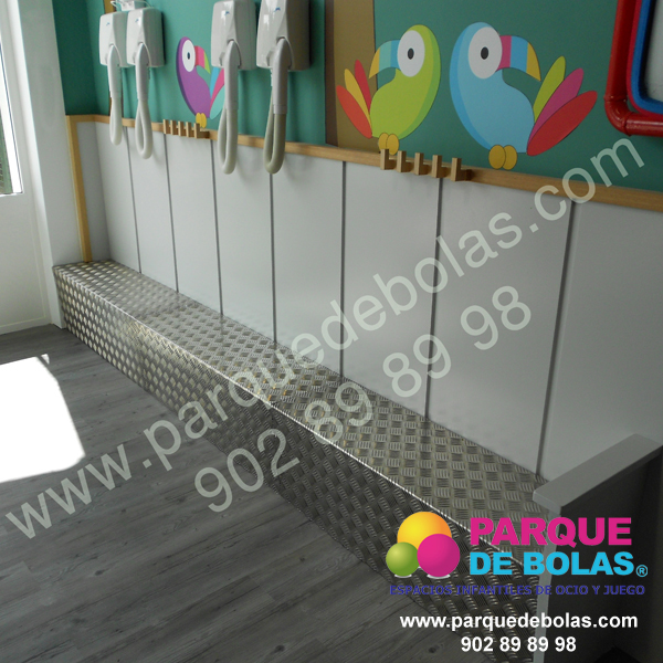 https://parquedebolas.com/images/productos/peq/tn_Banco%20quita%20zapatos%202.jpg