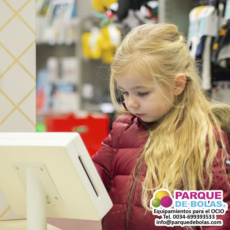 https://parquedebolas.com/images/productos/peq/chica%20jugando%20con%20una%20pantalla%20interactiva%20con%20juegos.jpg