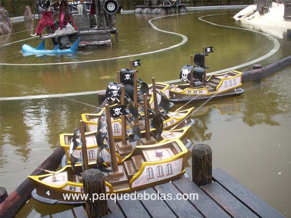 https://parquedebolas.com/images/productos/peq/p%20atraccion%20barcos.jpg