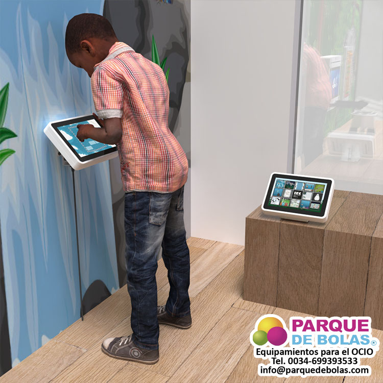https://parquedebolas.com/images/productos/peq/nino%20jugando%20con%20una%20pantalla%20interactiva%20con%20juegos.jpg