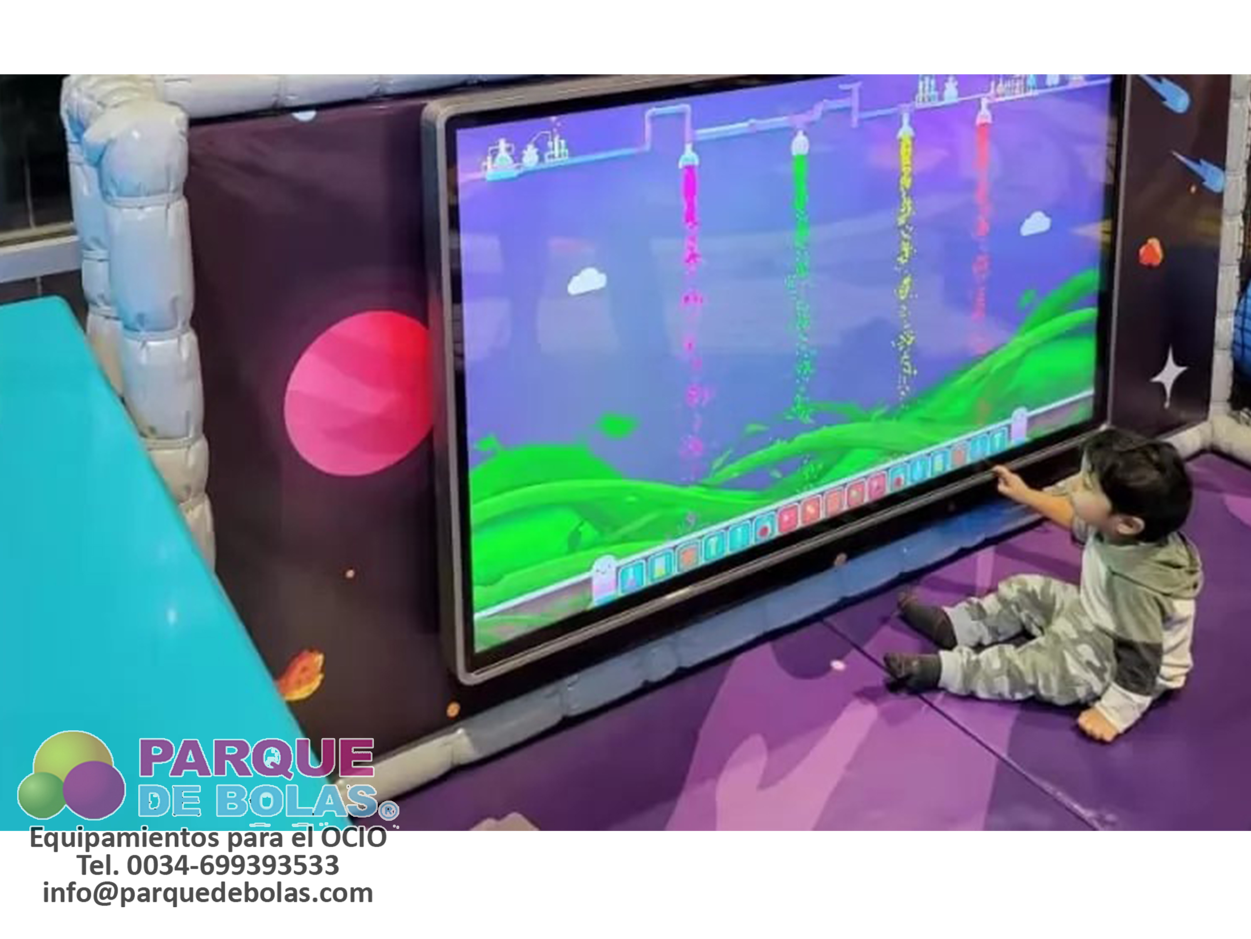 https://parquedebolas.com/images/productos/peq/sala%20de%20juegos%20con%20patalla%20interactiva.jpg