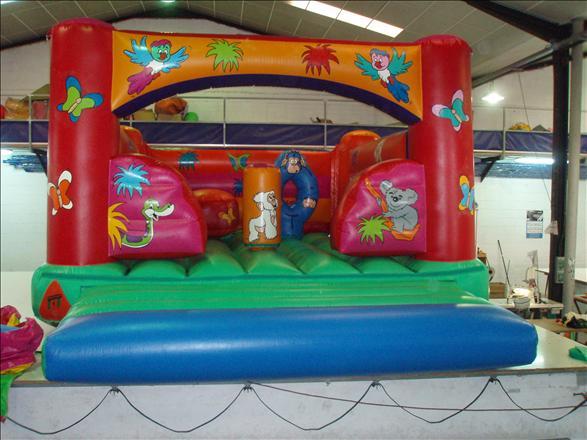 Hinchable con obstaculos 5x5x3,5 m modelo animalitos